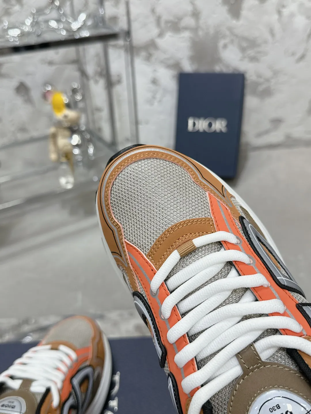 Men's men's shoes 💰600❤️❤️❤️High version Dior Dior's latest color matching B30 series reflective dad sneakers original 17380💰 purchased for development and production Brand new B30 sneakers Dad Shoes style shoes that follow the trend of the retro market The Dior logo on the tongue also indicates that this pair of shoes is the B30 model! B30 uses fine-textured leather and mesh cloth materials to form a shoe body. There are conspicuous letters CD on both sides of the shoe body to indicate identity. Many lines on the shoe body outline details to make the shoes look less monotonous and full of retro flavor. The delivery counter is exquisitely packaged🛍📦 ▪️Fabric: Original customized technical fabric + mesh ▪️Inner lining: Customized breathable lining ▪️Outsole: Original molded IP foam + TPU outsole ▪️Sole thickness: 3.5CM ▪️Size: Women’s size 35-40 / Men’s size 39-46